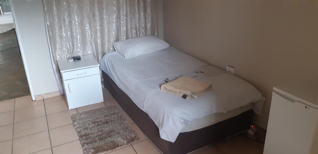 African Sky Guesthouse Windhoek Ngoại thất bức ảnh