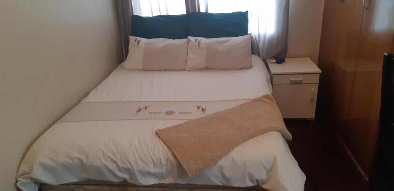 African Sky Guesthouse Windhoek Ngoại thất bức ảnh