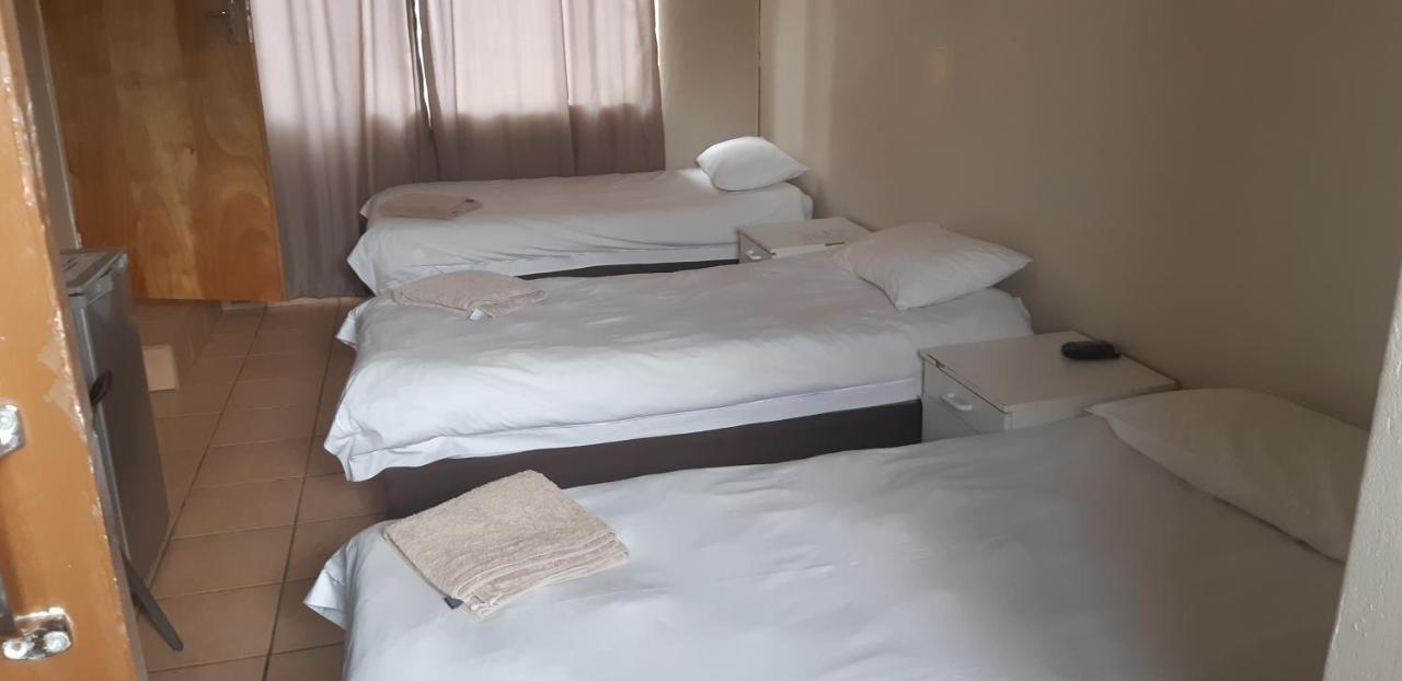 African Sky Guesthouse Windhoek Ngoại thất bức ảnh