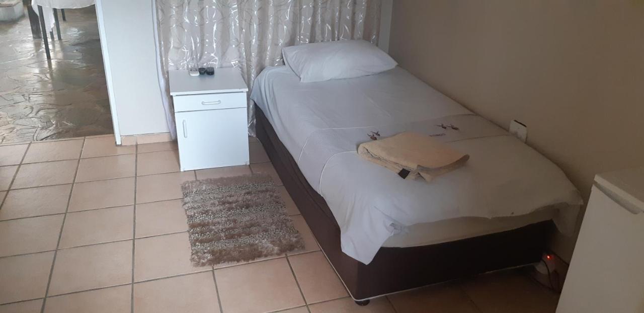 African Sky Guesthouse Windhoek Ngoại thất bức ảnh